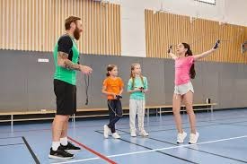 TA：巴萨防守存在问题，但弗里克无意放弃高位防线的战术